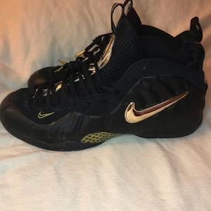 Nike Men’s size 12 foamposites black and gold